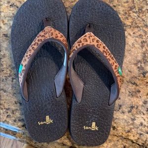 Sanuk Yoga Mat flip flops - leopard print